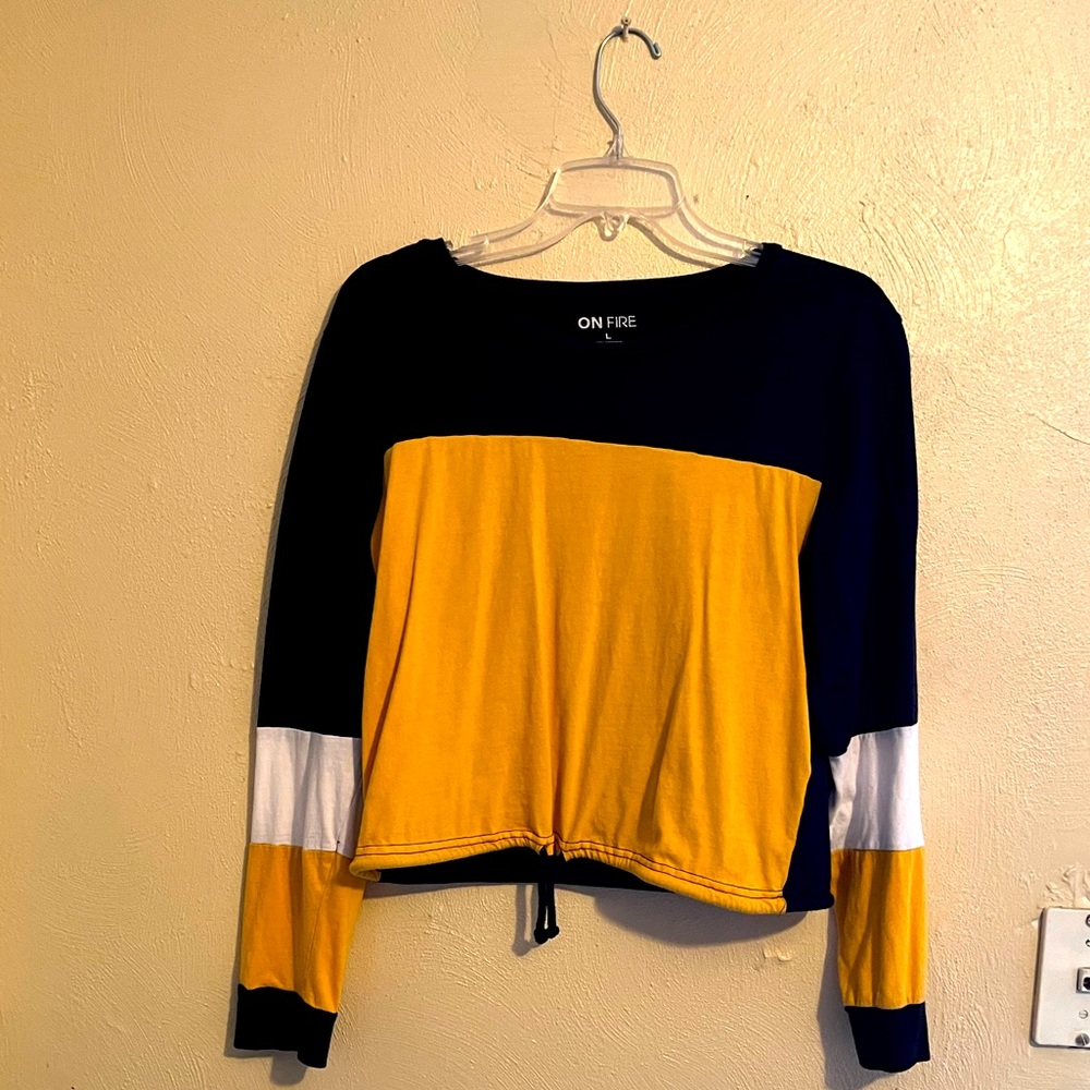Large multicolor shirt midriff cutoff